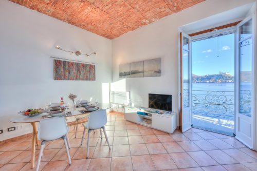 Lago Magico Pied Dans L' Eau with Balcony