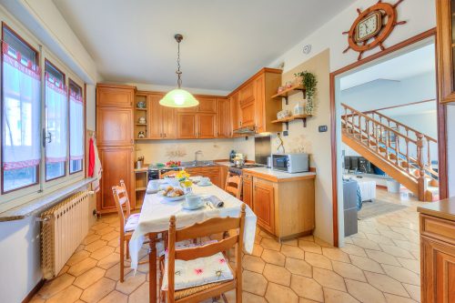 Cedar House Villa in Angera - Garden& BBQ