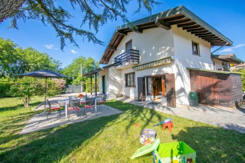Cedar House Villa in Angera - Garden& BBQ