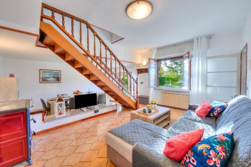Cedar House Villa in Angera - Garden& BBQ