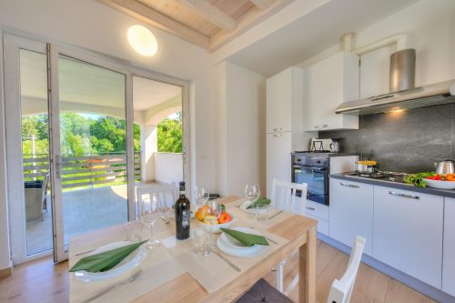 Sunflower Terrace: Duplex for 4, Walk to Lake + Parking
