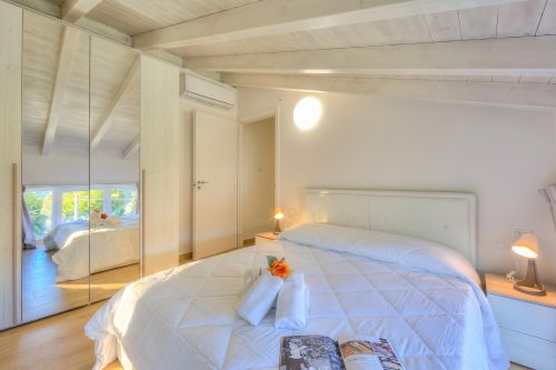 Sunflower Terrace: Duplex for 4, Walk to Lake + Parking