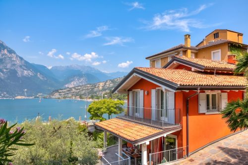 Villa Il Paradiso Di Gabri: Lake-View Villa with Garden