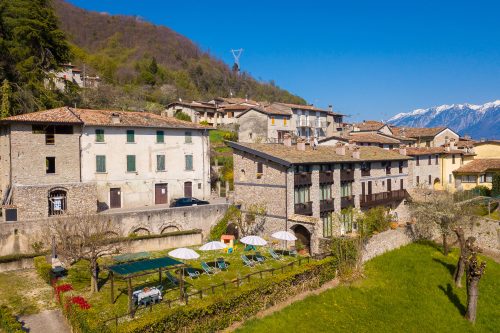 Liano Rosa-view lake & parking