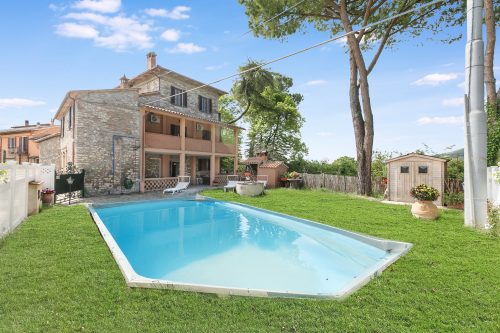 Apartment With Pool And Garden