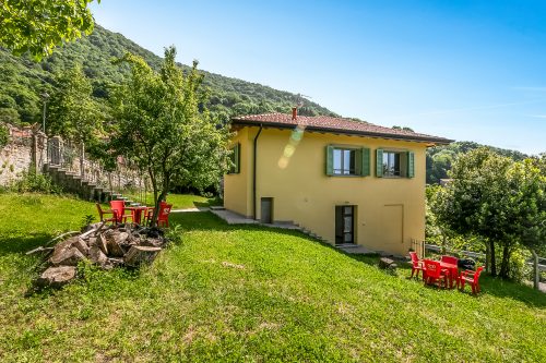 Residenza Quadrifoglio: Valley-view Villa with Private garden