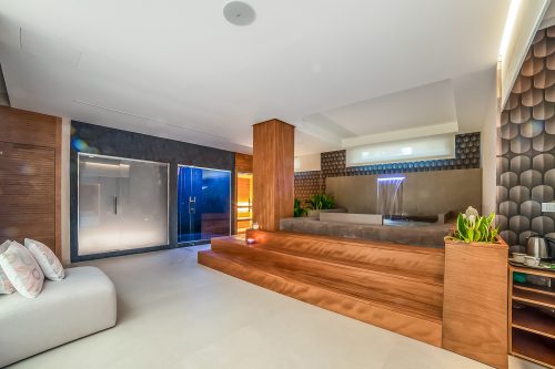 7br Luxury Villa - Pool, Garden & Parking