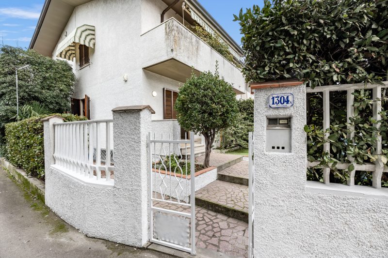 Casa al Ponte dei Marmi with Garden few Km to Sea