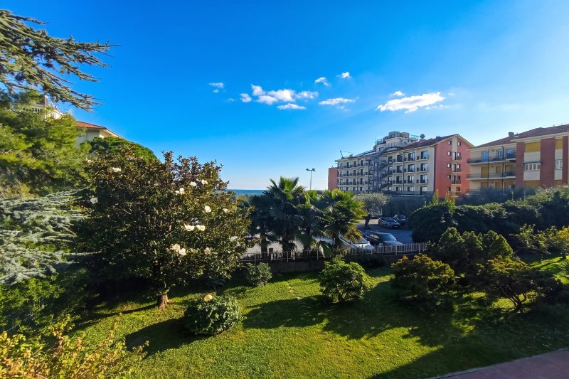 Gabri By The Sea with Balcony and Shared Garden