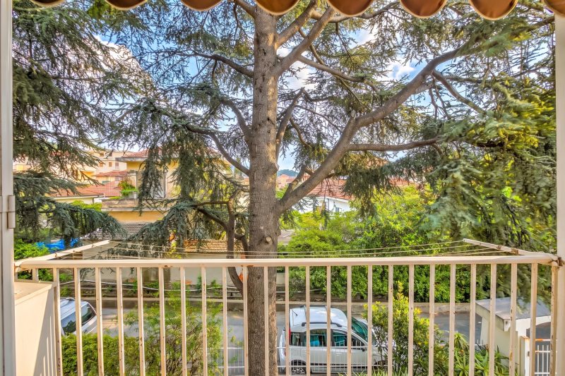 Gabri By The Sea with Balcony and Shared Garden