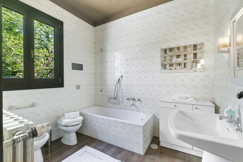 Three Lakes Villa Varese - Garden and Parking
