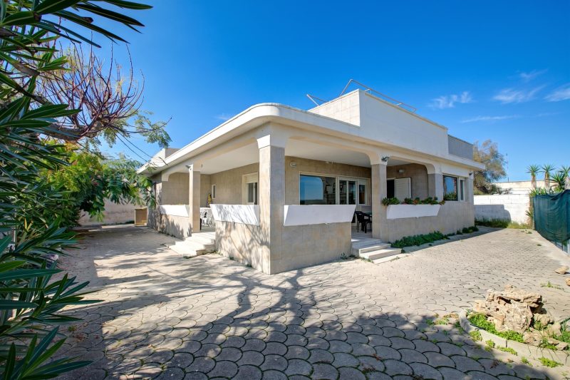 Villa Dei Fanti - Beachfront Villa with Garden