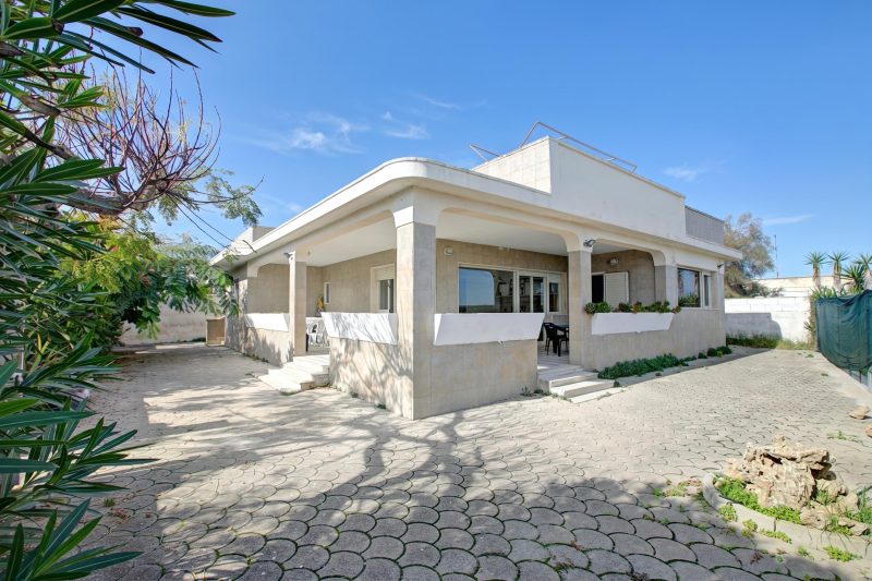 Villa Dei Fanti - Beachfront Villa with Garden