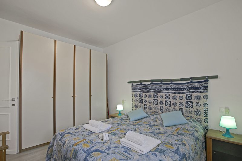 Elizabeth House-100m lake & priv.parking