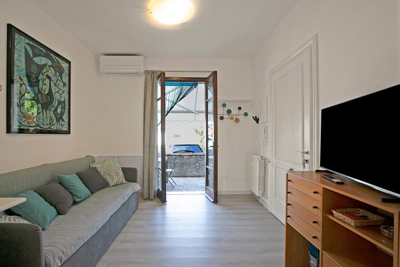 Elizabeth House-100m lake & priv.parking