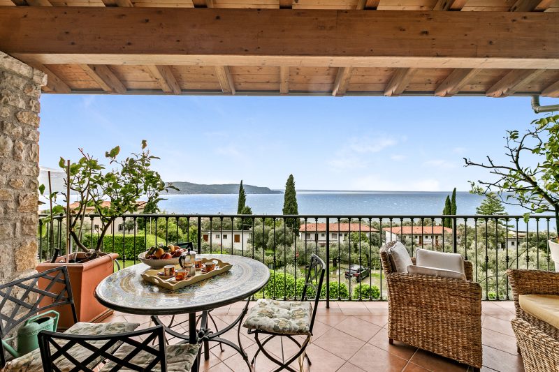 Grotten Loft with lake view & pool