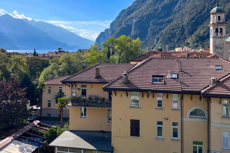 Riva del Garda Lake-View Balcony Apartment