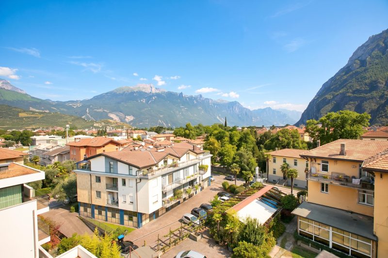 Riva del Garda Lake-View Balcony Apartment