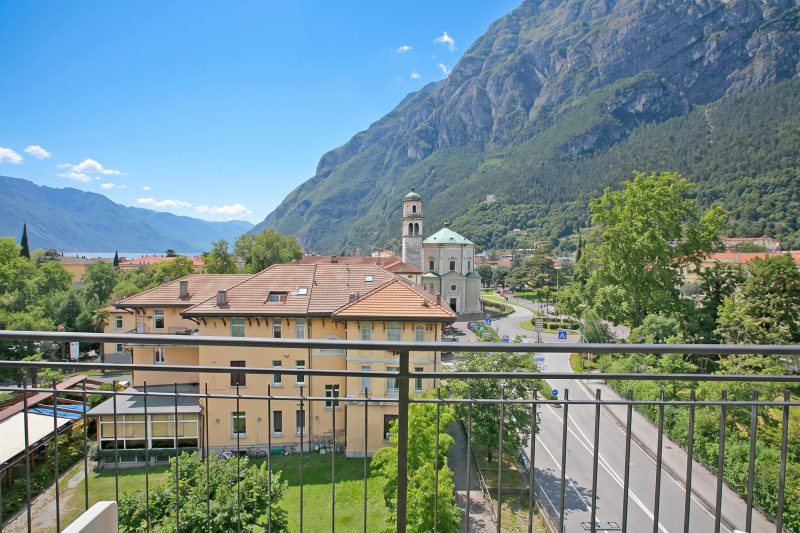 Riva del Garda Lake-View Balcony Apartment