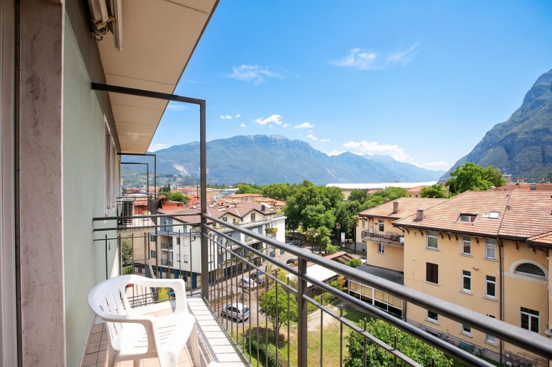 Riva del Garda Lake-View Balcony Apartment