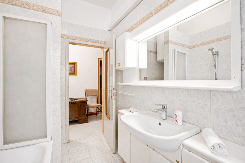 Riva del Garda Lake-View Balcony Apartment
