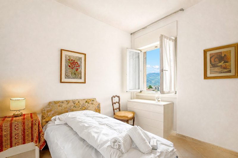 Riva del Garda Lake-View Balcony Apartment