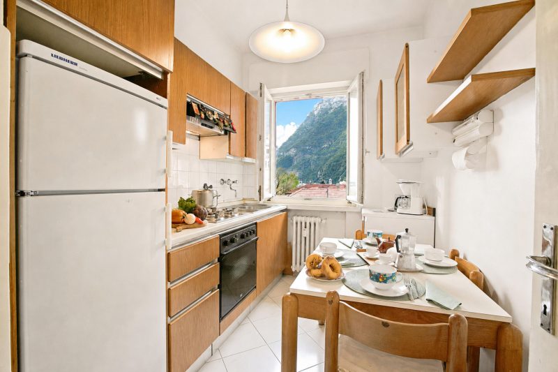 Riva del Garda Lake-View Balcony Apartment