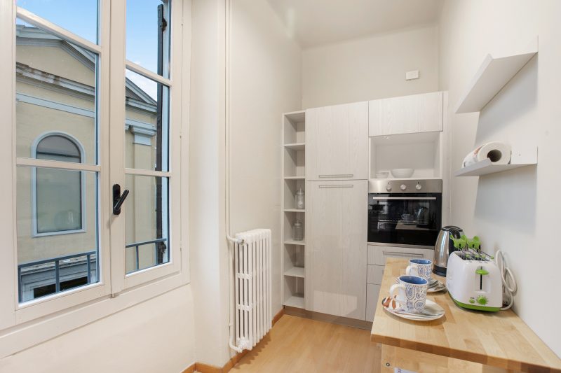 Casa Enza: Desenzano Apartment w/ private parking & AC