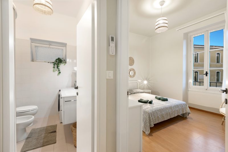 Casa Enza: Desenzano Apartment w/ private parking & AC