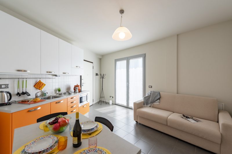 Rosy House 100m from lake & Shared Pool