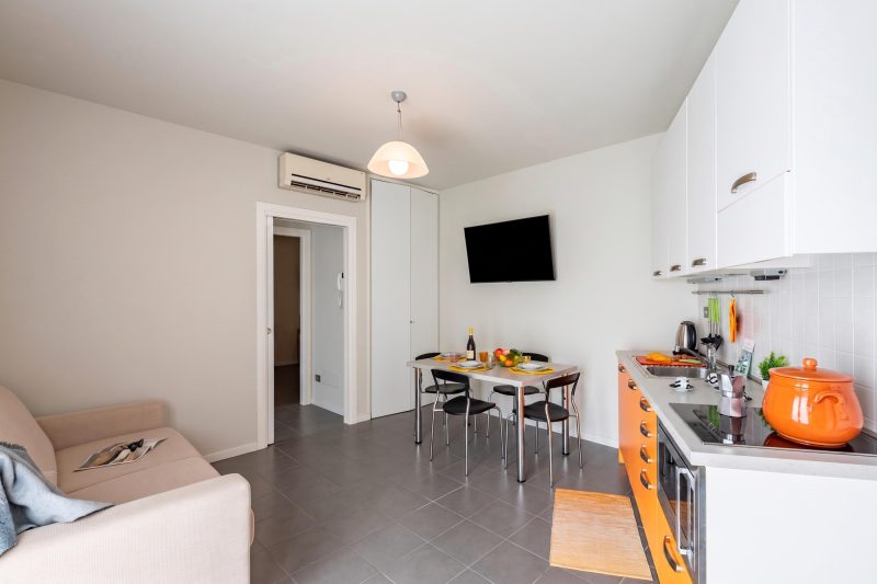Rosy House 100m from lake & Shared Pool