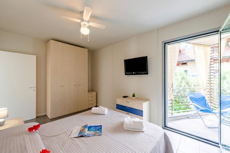 Rosy House 100m from lake & Shared Pool