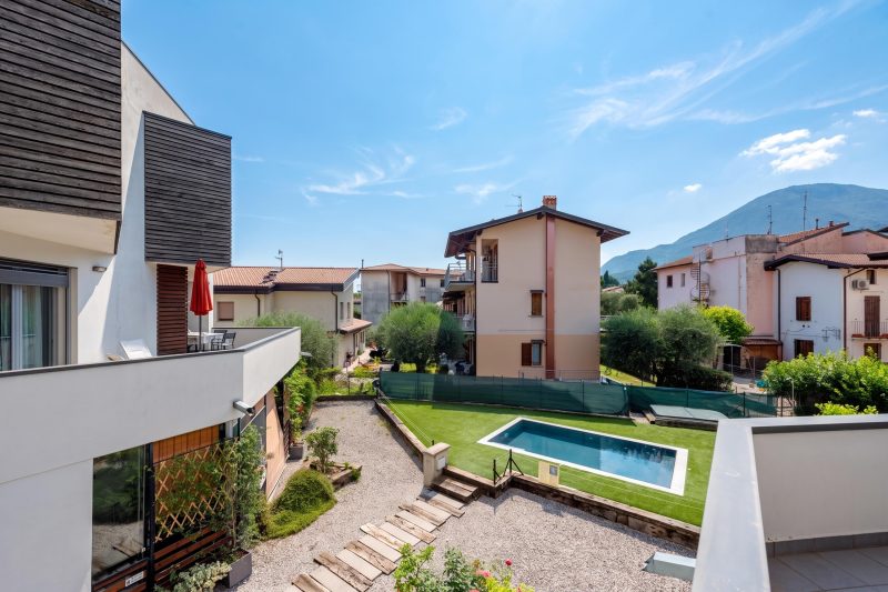 Rosy House 100m from lake & Shared Pool