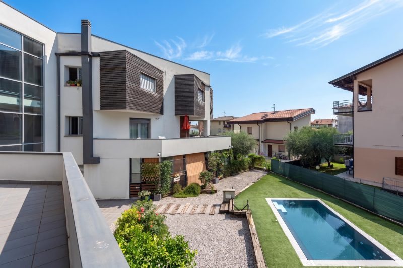 Rosy House 100m from lake & Shared Pool