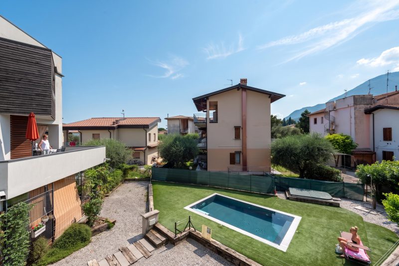 Rosy House 100m from lake & Shared Pool
