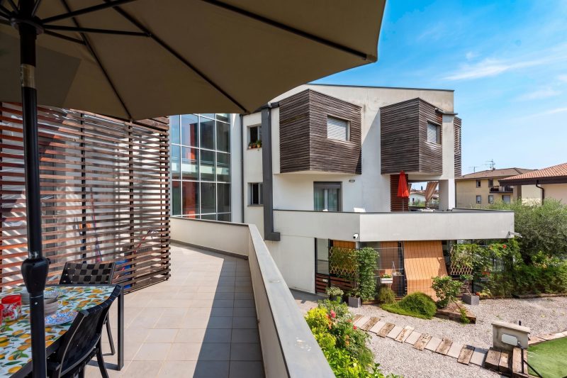 Rosy House 100m from lake & Shared Pool