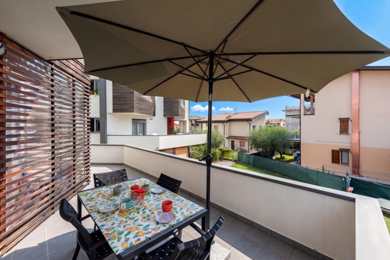 Rosy House 100m from lake & Shared Pool