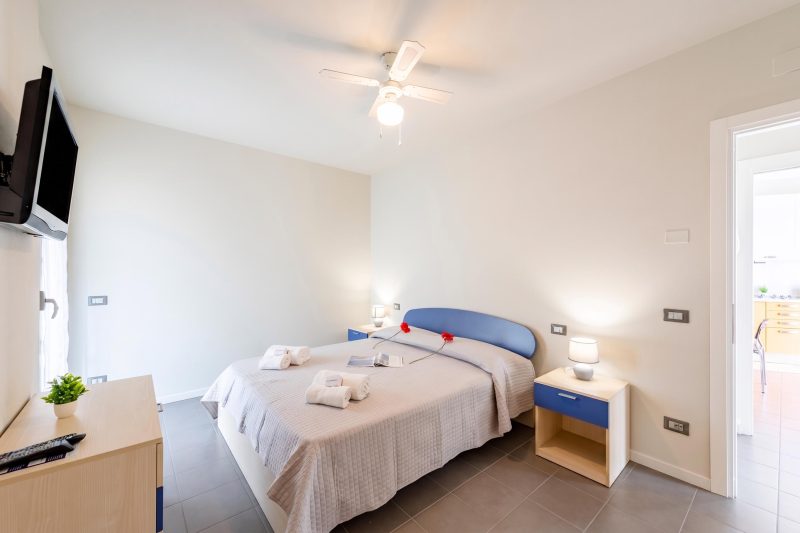 Rosy House 100m from lake & Shared Pool