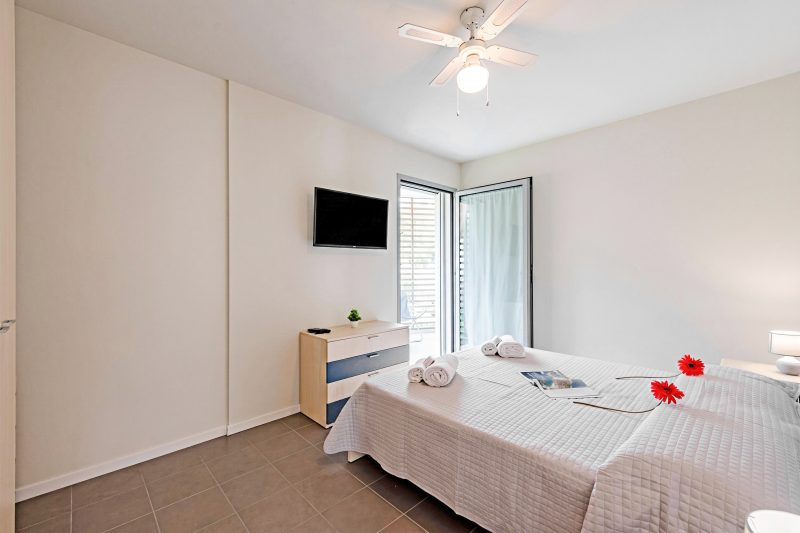 Rosy House 100m from lake & Shared Pool