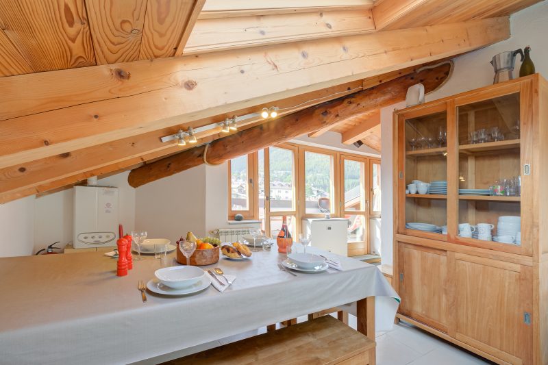 Sunny Penthouse with Mountain View