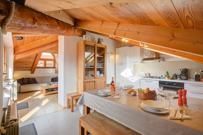 Sunny Penthouse with Mountain View