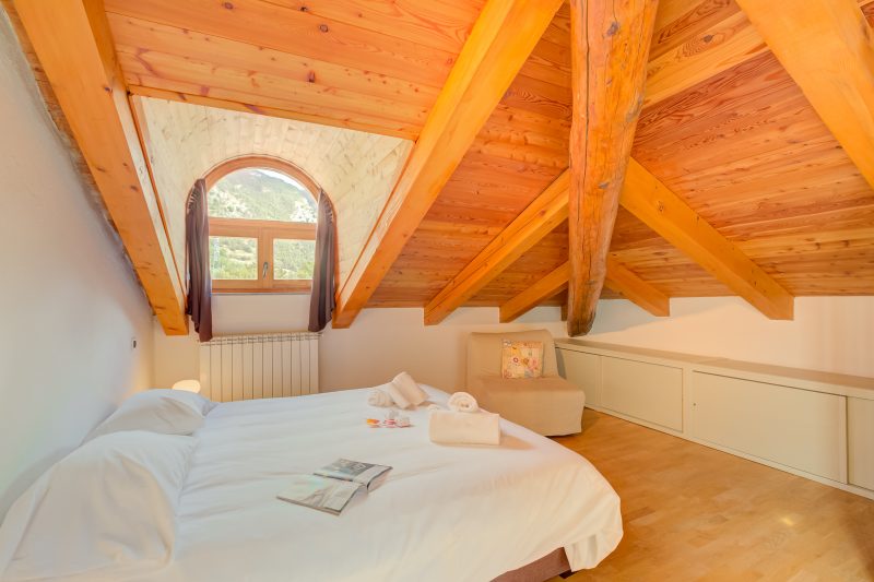 Sunny Penthouse with Mountain View