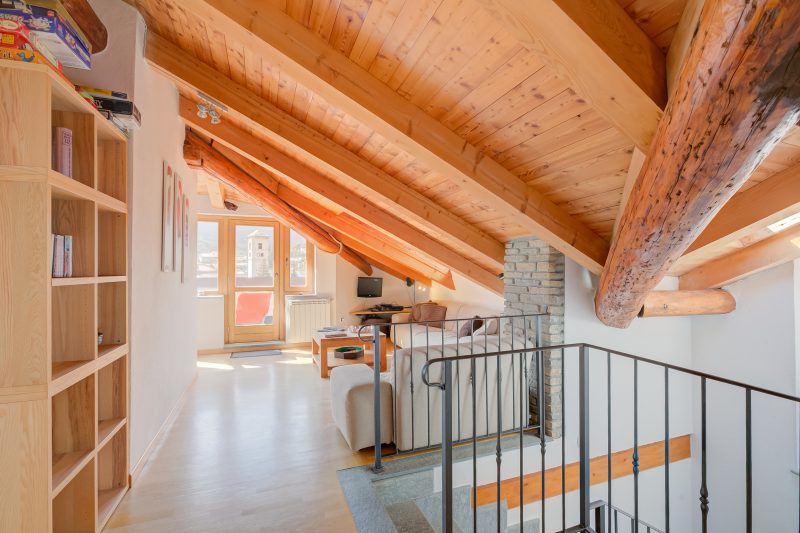 Sunny Penthouse with Mountain View