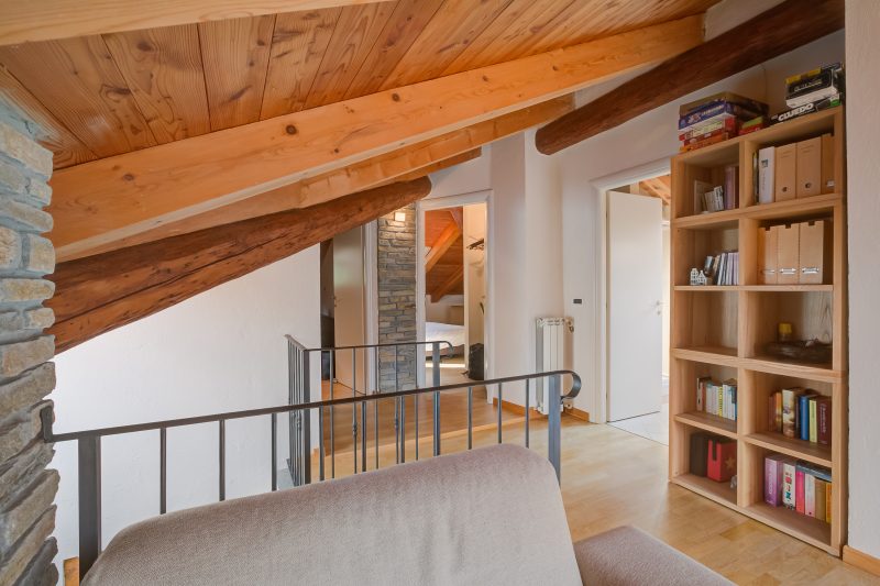 Sunny Penthouse with Mountain View