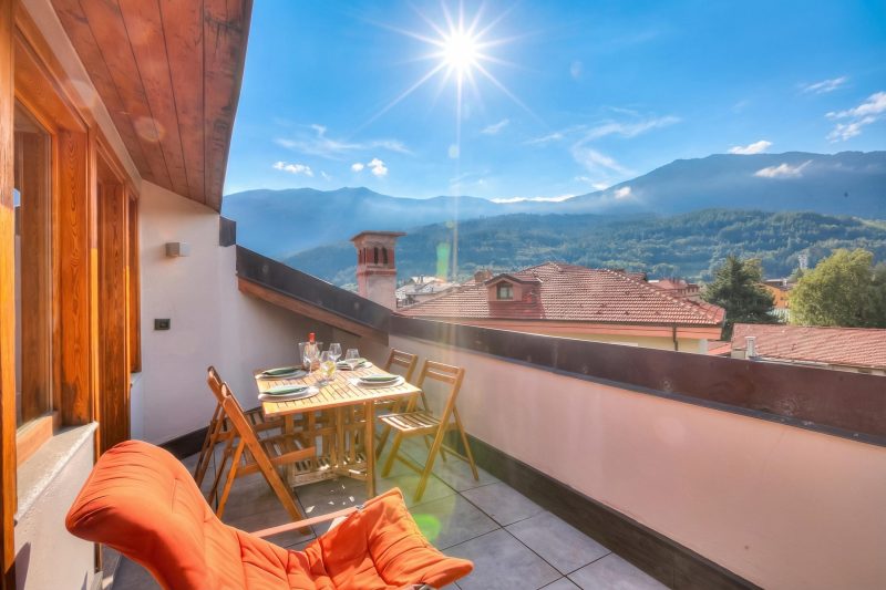 Sunny Penthouse with Mountain View