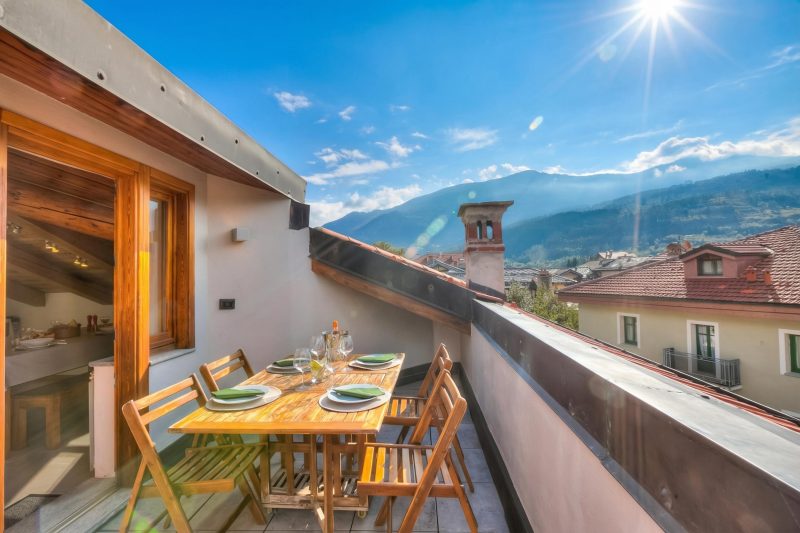 Sunny Penthouse with Mountain View