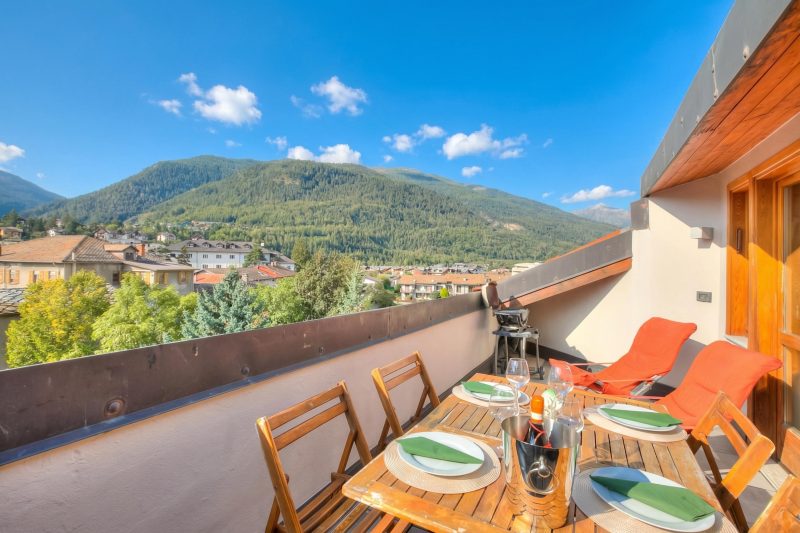 Sunny Penthouse with Mountain View