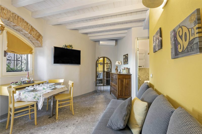 Sole Priscilla House - Terrace & parking