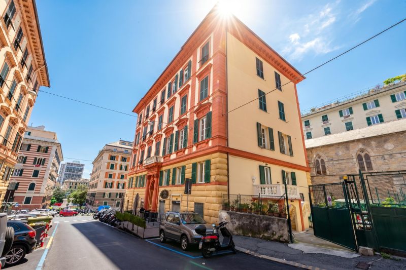 Central Flat with Private Parking in Genova