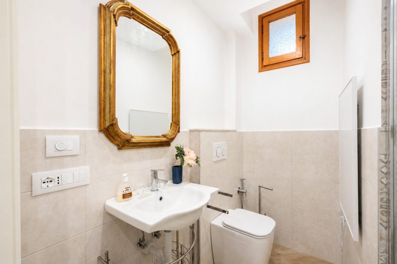 Central Flat with Private Parking in Genova